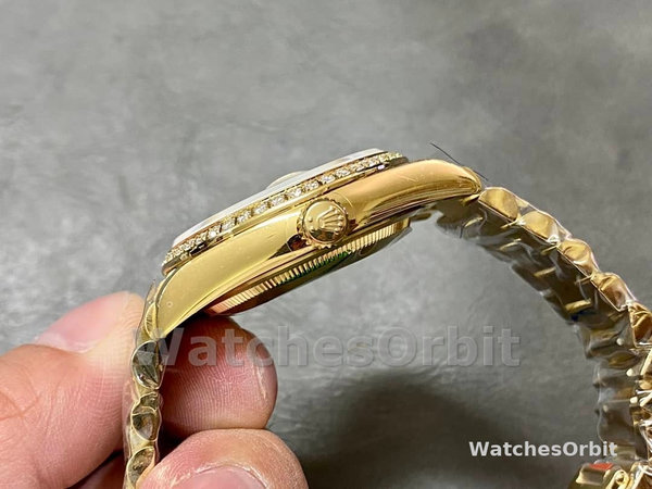 Replica Dames Rolex Day-Date 36mm Geelgoud met diamant bezel MOP wijzerplaat - M128348RBR 0019 MOP wijzerplaat