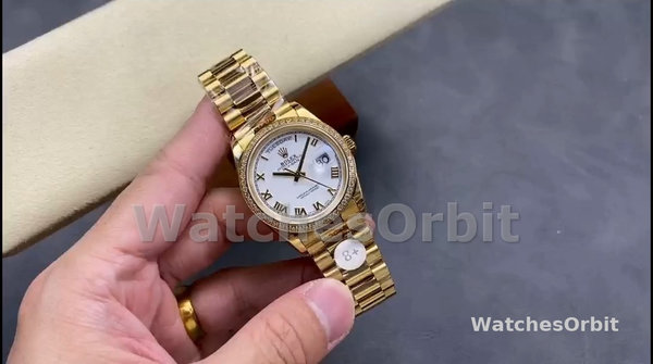 Replica Rolex Day Date 36-m128239 0059, witgoud, witte wijzerplaat, geribbelde lunette, president, wit