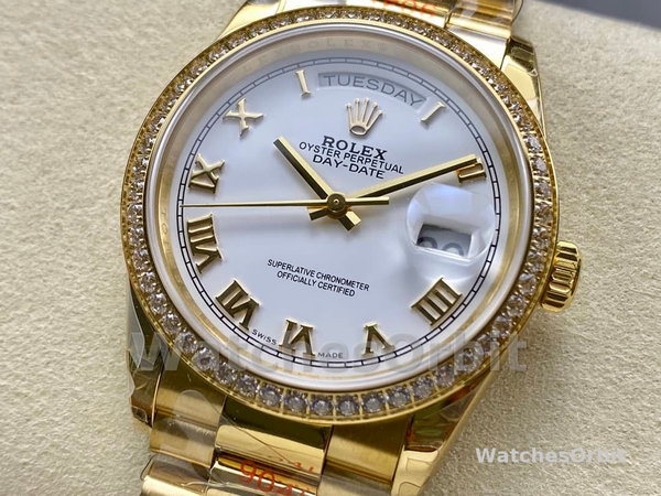 Replica Rolex Day Date 36-m128239 0059, witgoud, witte wijzerplaat, geribbelde lunette, president, wit