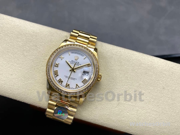 Replica Rolex Day Date 36-m128239 0059, witgoud, witte wijzerplaat, geribbelde lunette, president, wit