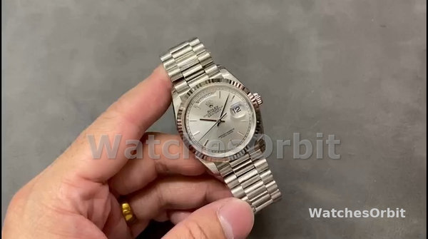 Replica Rolex Day-Date 36-128236 0001 voor dames, platina en witgoud, zilverkleurige wijzerplaat met index