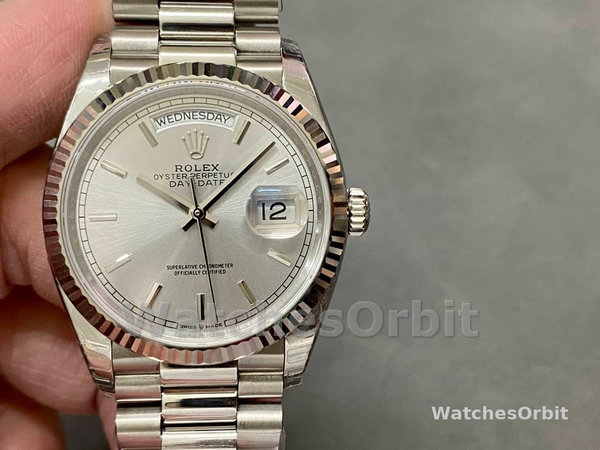 Replica Rolex Day-Date 36-128236 0001 voor dames, platina en witgoud, zilverkleurige wijzerplaat met index
