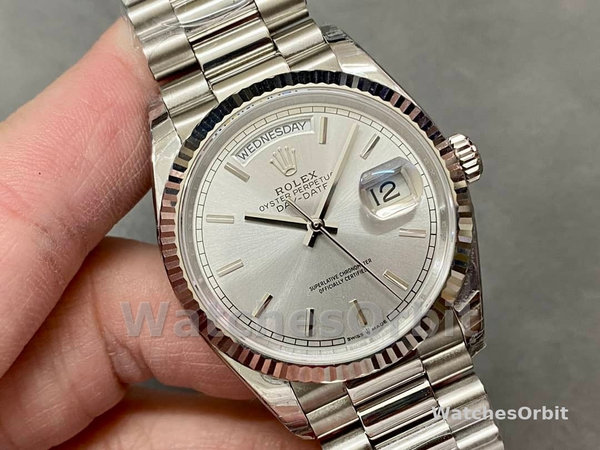 Replica Rolex Day-Date 36-128236 0001 voor dames, platina en witgoud, zilverkleurige wijzerplaat met index