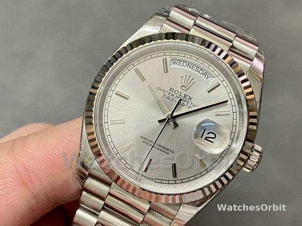 Replica Rolex Day-Date 36-128236 0001 voor dames, platina en witgoud, zilverkleurige wijzerplaat met index