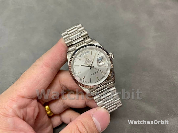 Replica Rolex Day-Date 36-128236 0001 voor dames, platina en witgoud, zilverkleurige wijzerplaat met index