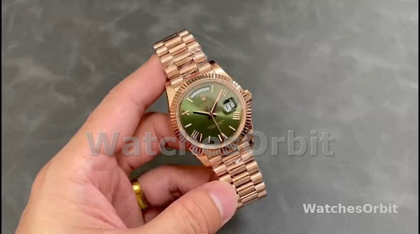 Replica Rolex Day Date 40-m228235 0025, 40 mm, oro Everose 18 carati, quadrante verde oliva, Uomo