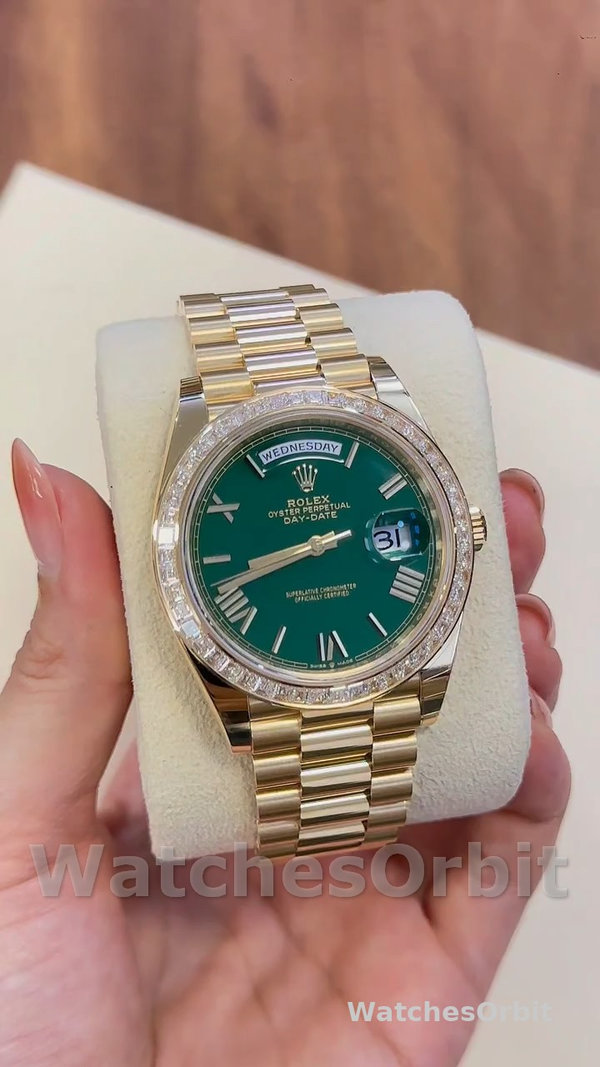 Replica Heren Rolex Day Date 40-M228348RBR 0040, 18K geelgoud, groene wijzerplaat, diamanten lunette