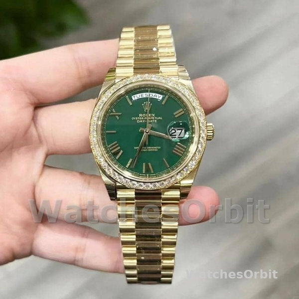 Replica Heren Rolex Day Date 40-M228348RBR 0040, 18K geelgoud, groene wijzerplaat, diamanten lunette