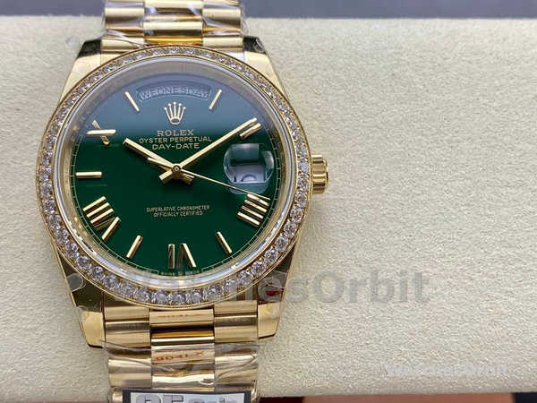 Replica Heren Rolex Day Date 40-M228348RBR 0040, 18K geelgoud, groene wijzerplaat, diamanten lunette
