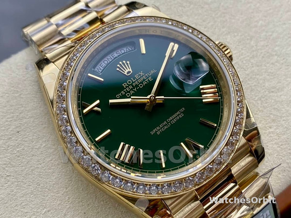 Replica Heren Rolex Day Date 40-M228348RBR 0040, 18K geelgoud, groene wijzerplaat, diamanten lunette