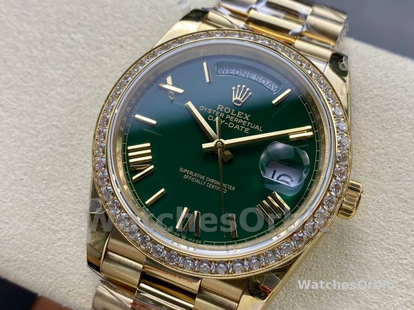 Replica Heren Rolex Day Date 40-M228348RBR 0040, 18K geelgoud, groene wijzerplaat, diamanten lunette