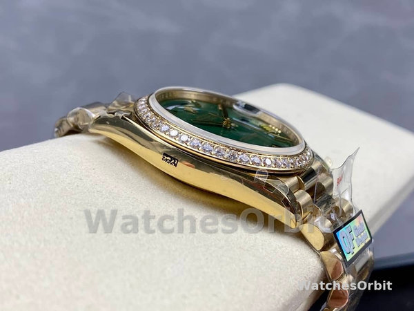 Replica Heren Rolex Day Date 40-M228348RBR 0040, 18K geelgoud, groene wijzerplaat, diamanten lunette