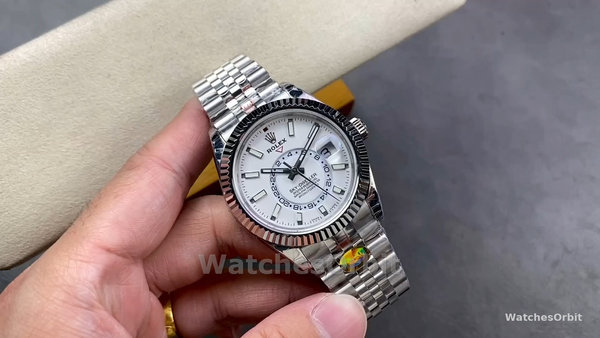 Replica Rolex Sky Dweller 42mm Quadrante Bianco Lunetta Scanalata M336934 0004 Uomo Quadrante Bianco