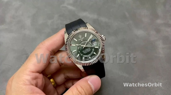 Replica Heren Rolex Sky Dweller 42mm Zwarte Wijzerplaat Rubber Band M336239 0002 Groene Wijzerplaat Heren