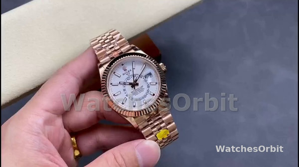 Replica Heren Rolex Sky-Dweller 42-m336935 0007, Intense White Dial, Fluted Bezel, Jubilee Armband Intense White Dial